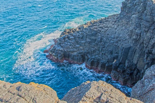 Formação De Rocha Cinza Perto Da água