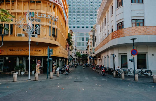 热闹的城市街道上设有咖啡馆、标牌和停放的摩托车，展现了理想的城市生活方式主题