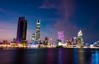 西贡河上充满活力的灯光映衬出胡志明市壮丽的夜景