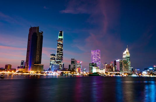 西贡河上充满活力的灯光映衬出胡志明市壮丽的夜景