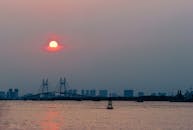 城市天际线的斜拉桥上，日落美景映衬在背景中