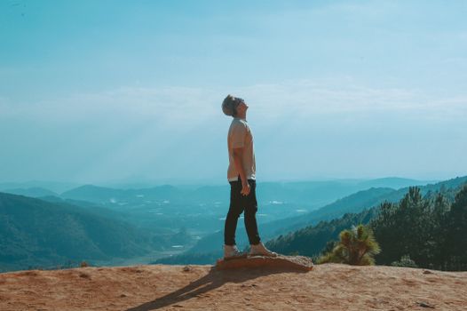 一个人孤独地站在崎岖的山脊上仰望