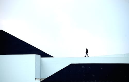 Uomo Che Cammina Sulla Piattaforma Bianca