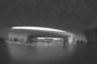 黑白隧道场景展现了现代建筑与行人穿行的画面