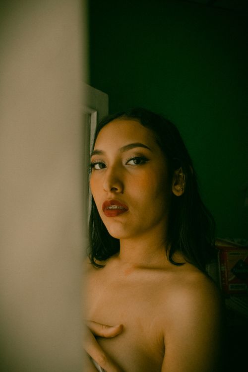 Free Elegant portrait of a woman with natural makeup and serene expression, capturing a moment of contemplative beauty. Stock Photo
