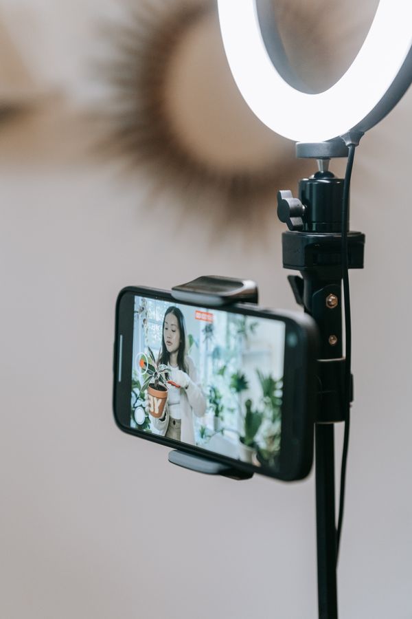 Celular con aro de luz listo para grabar contenido para redes sociales
