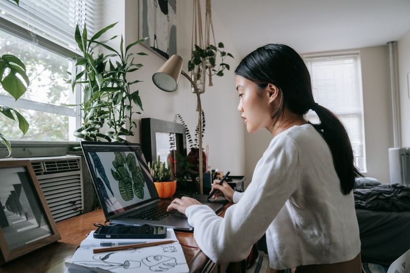 Online coach on video call with client — service business idea to replace 9-5 in 2026