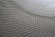 一幅抽象视图展示了波浪砖墙的复杂建筑与设计