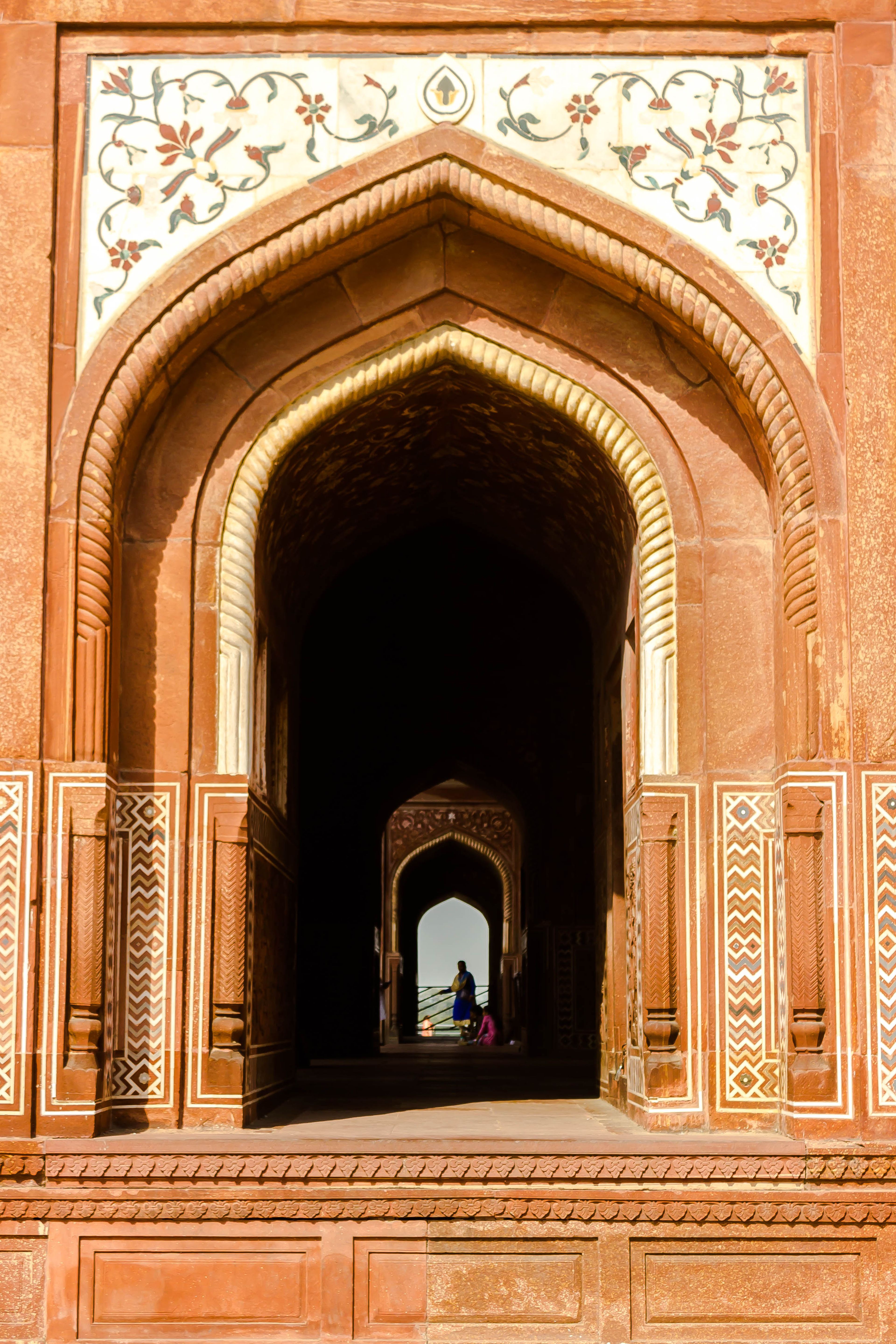 Una impresionante vista panorámica del Taj Mahal en Agra, India, enmarcada a través de un arco tradicional.