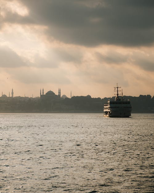 Kostenloses Stock Foto zu bewölkter himmel, boot, draußen