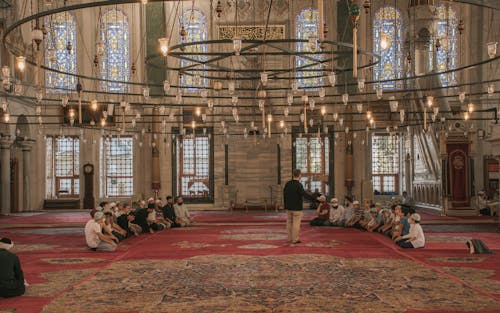 Foto profissional grátis de arquitetura muçulmana, candelabro, carpete