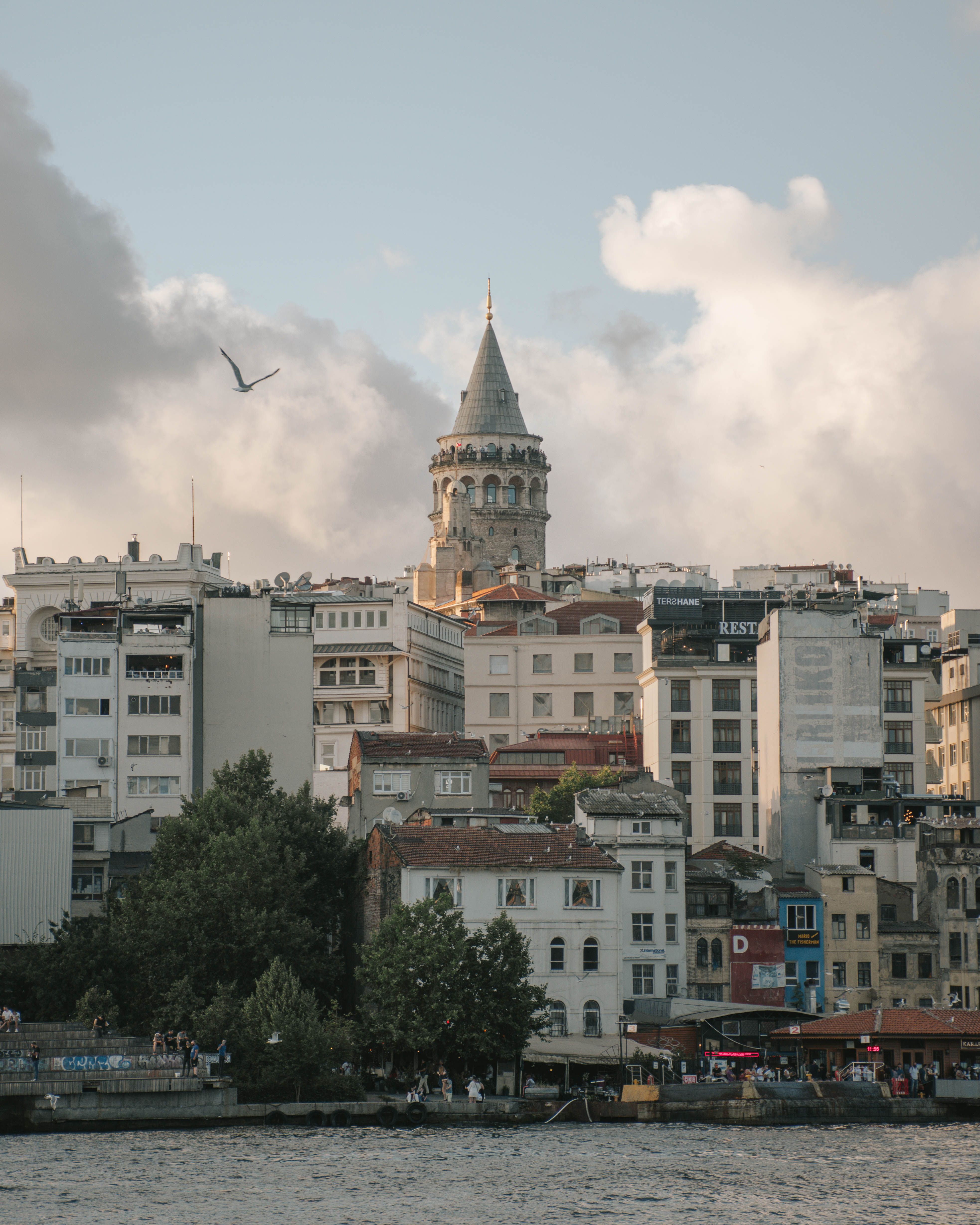 Buildings on Riverside · Free Stock Photo
