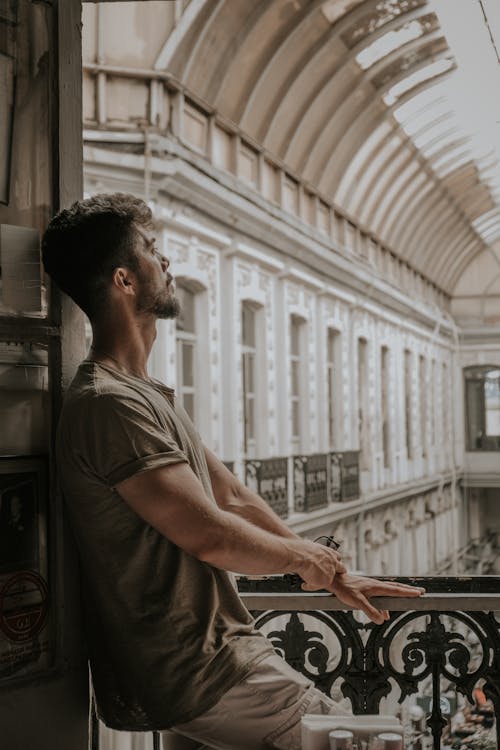 Darmowe zdjęcie z galerii z balkon, mężczyzna, myślenie