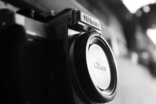 Fotocamera Nikon Bridge Nera Con Obiettivo Chiuso