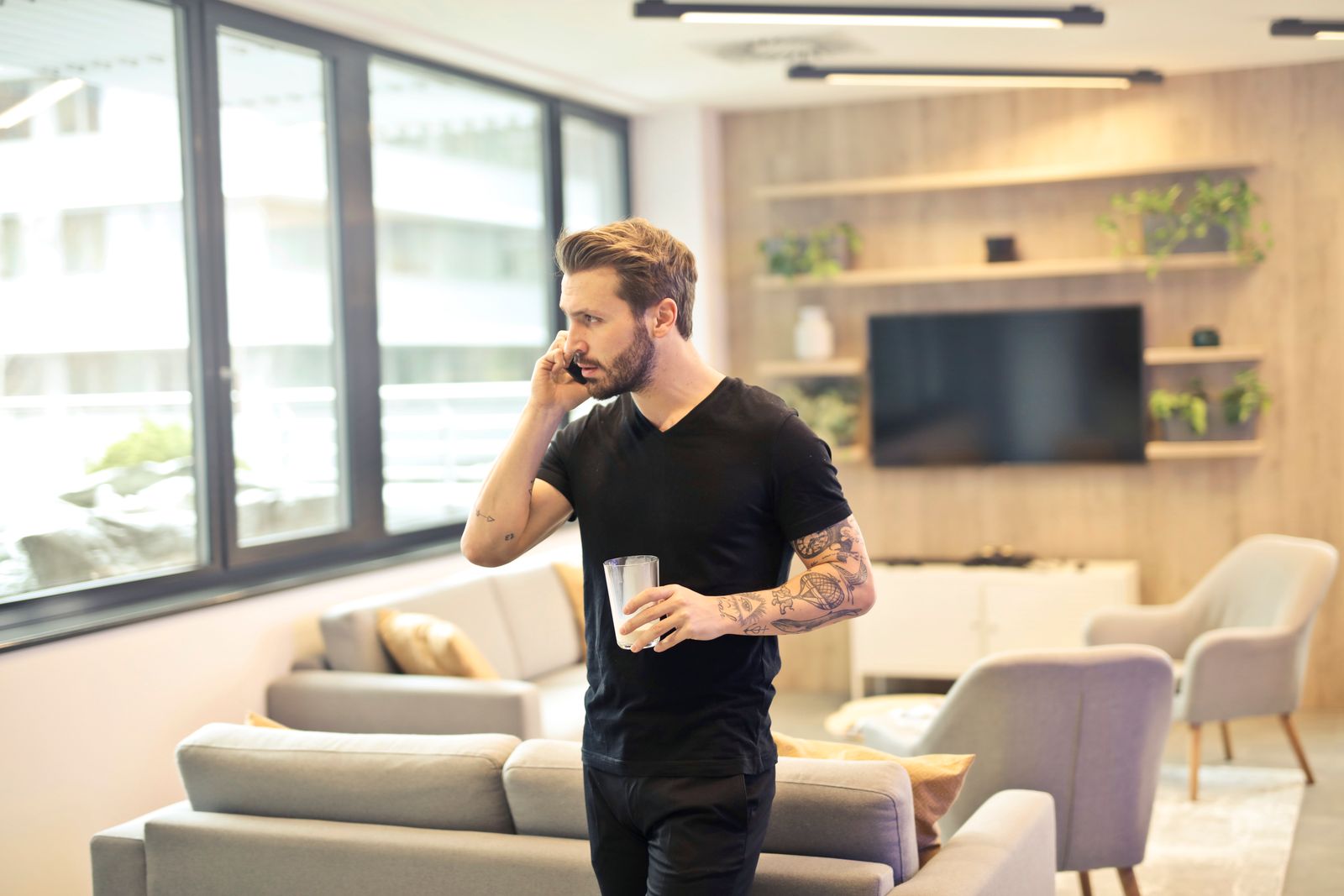 Small salon front desk using AI reception and booking software