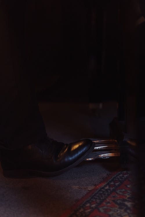 Ingyenes stockfotó fekete bőr cipő, függőleges lövés, közelkép témában
