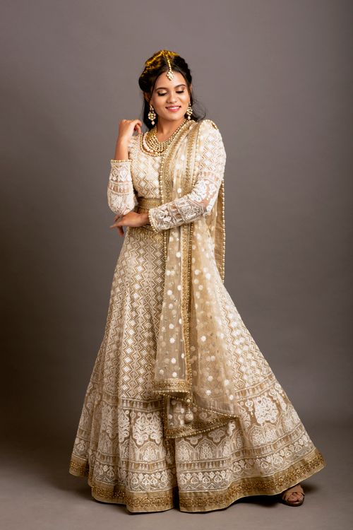 Free A graceful Indian bride in traditional wear, adorned with exquisite jewelry in a studio setting. Stock Photo