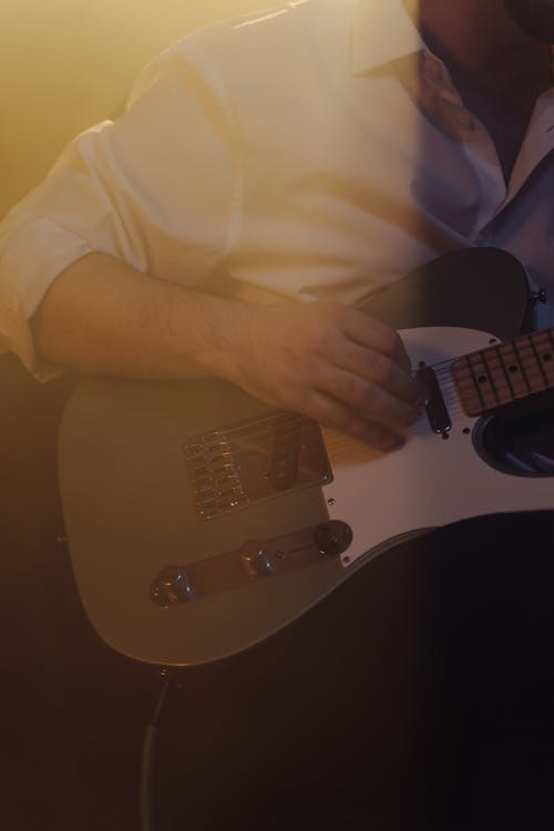 бесплатная Бесплатное стоковое фото с белая рубашка, вертикальный выстрел, гитарист Стоковое фото