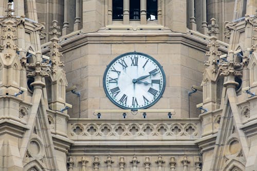 Fotobanka s bezplatnými fotkami na tému cirkevné hodiny, historické hodiny, hodinová veža