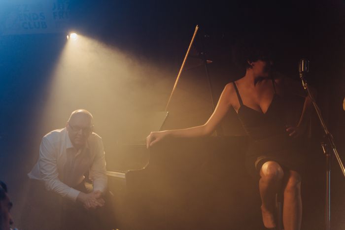 Pianiste et chanteuse sur scène