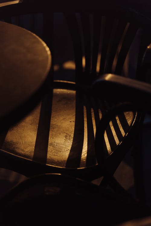 Foto profissional grátis de cadeira, de madeira, escuro