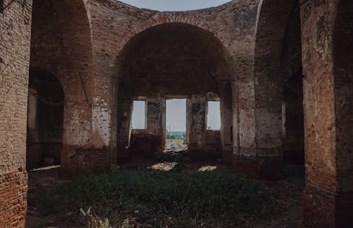 Безкоштовне стокове фото на тему «арка, вікна, заброшенное здание»