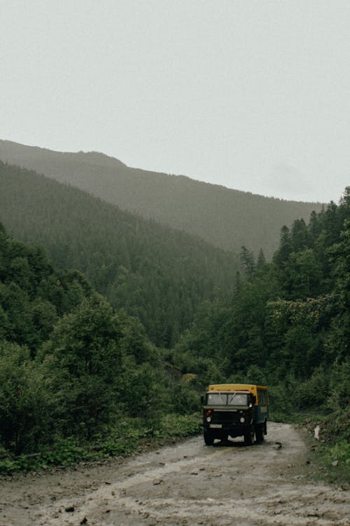 Kostnadsfri bild av berg, fordon, grusväg