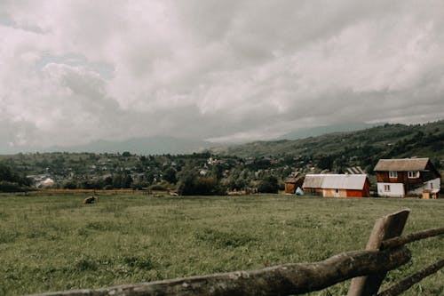 Foto profissional grátis de aldeia de montanha, área, campina