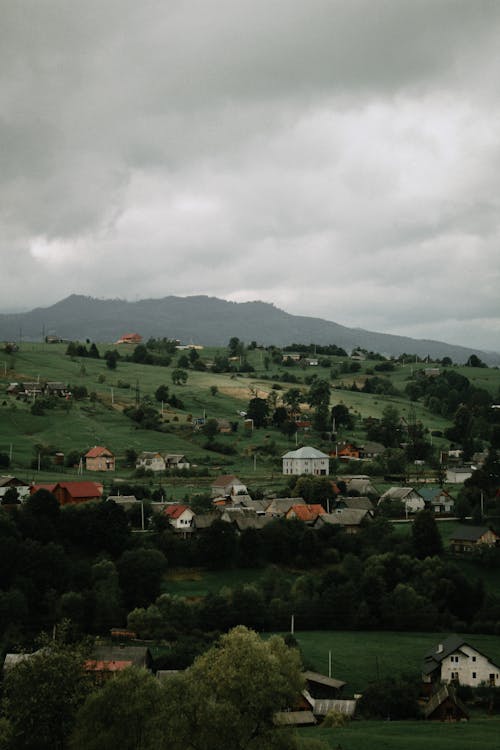 Foto profissional grátis de aldeia de montanha, campina, campo