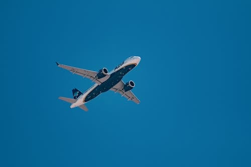 Foto d'estoc gratuïta de ales d'avió, avió, cel blau