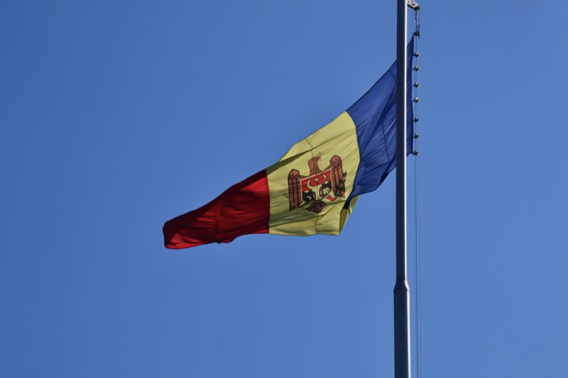 Zastava Moldavije ispred službene zgrade