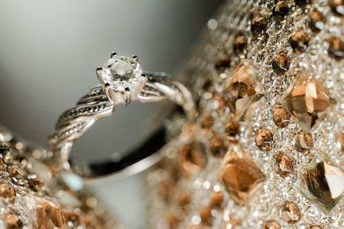 Foto profissional grátis de anel, anel de noivado, argola