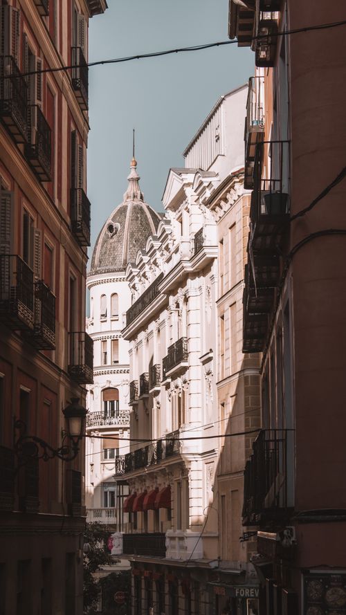 Free Discover the charm of European architectural style with this elegant historic street view. Stock Photo