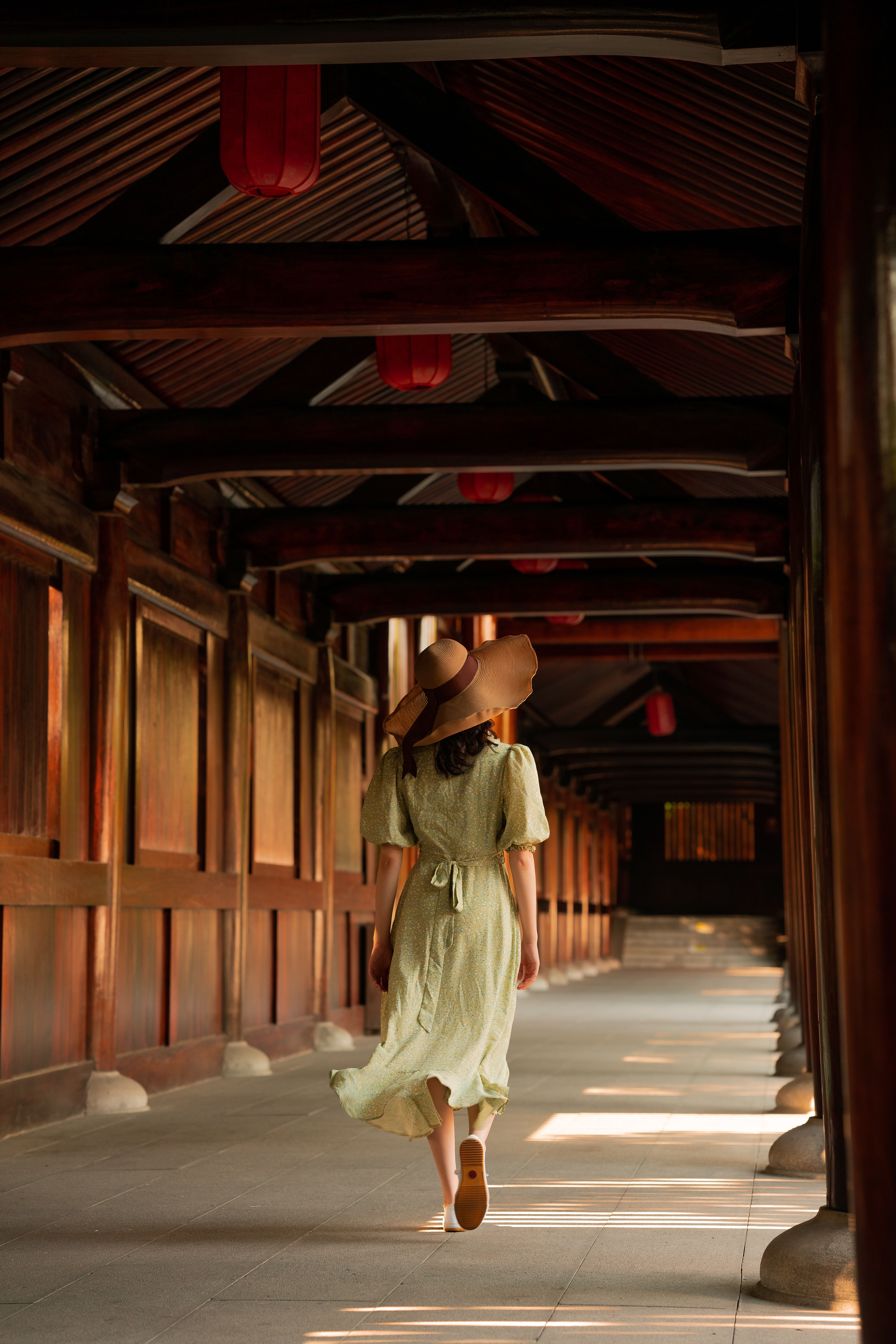 Woman in White Dress and Hat Walking in the Hallway · Free Stock Photo