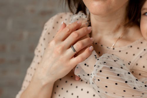 Бесплатное стоковое фото с горошек, женщина, кольцо