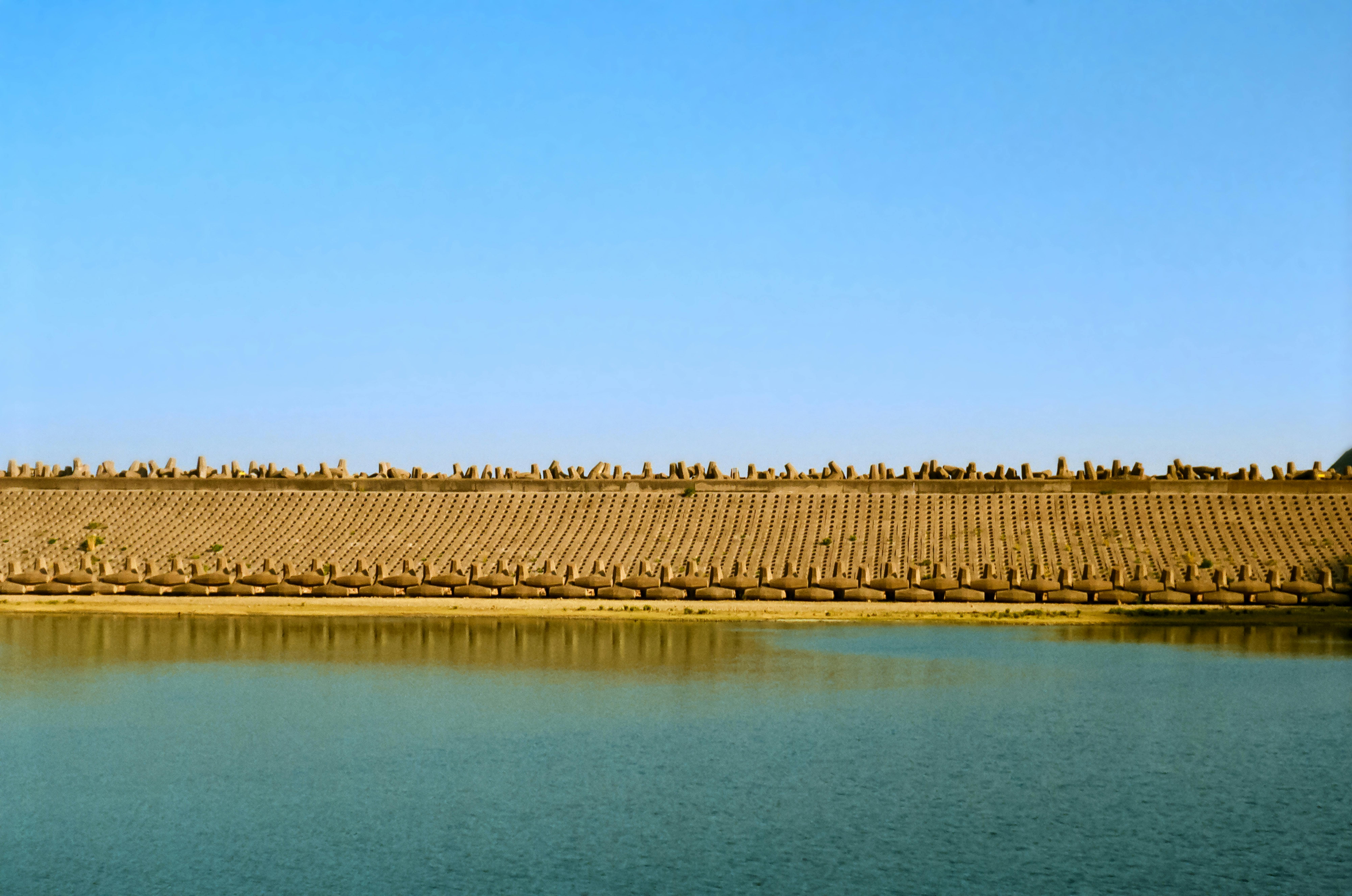 香港九龙一处极简主义水库与晴朗蓝天的宁静景色