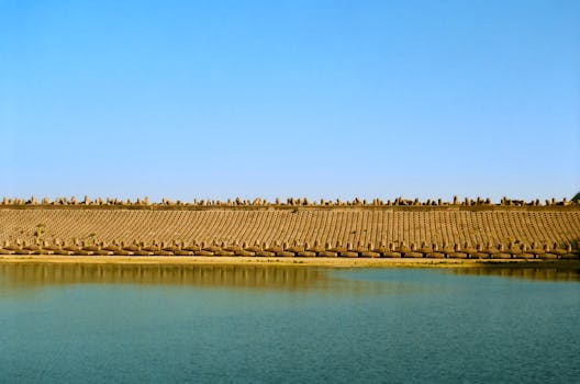香港九龙一处极简主义水库与晴朗蓝天的宁静景色