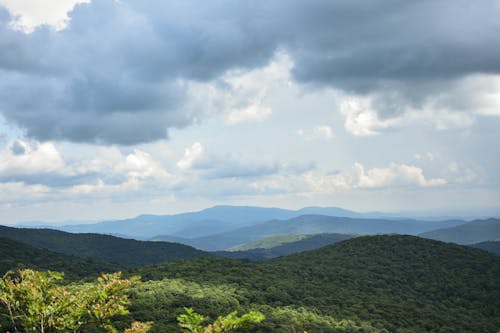 Kostenloses Stock Foto zu bewölkter himmel, drohne erschossen, grüne berge