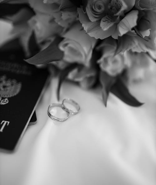 Δωρεάν στοκ φωτογραφιών με ασπρόμαυρο, βέρες, γάμος