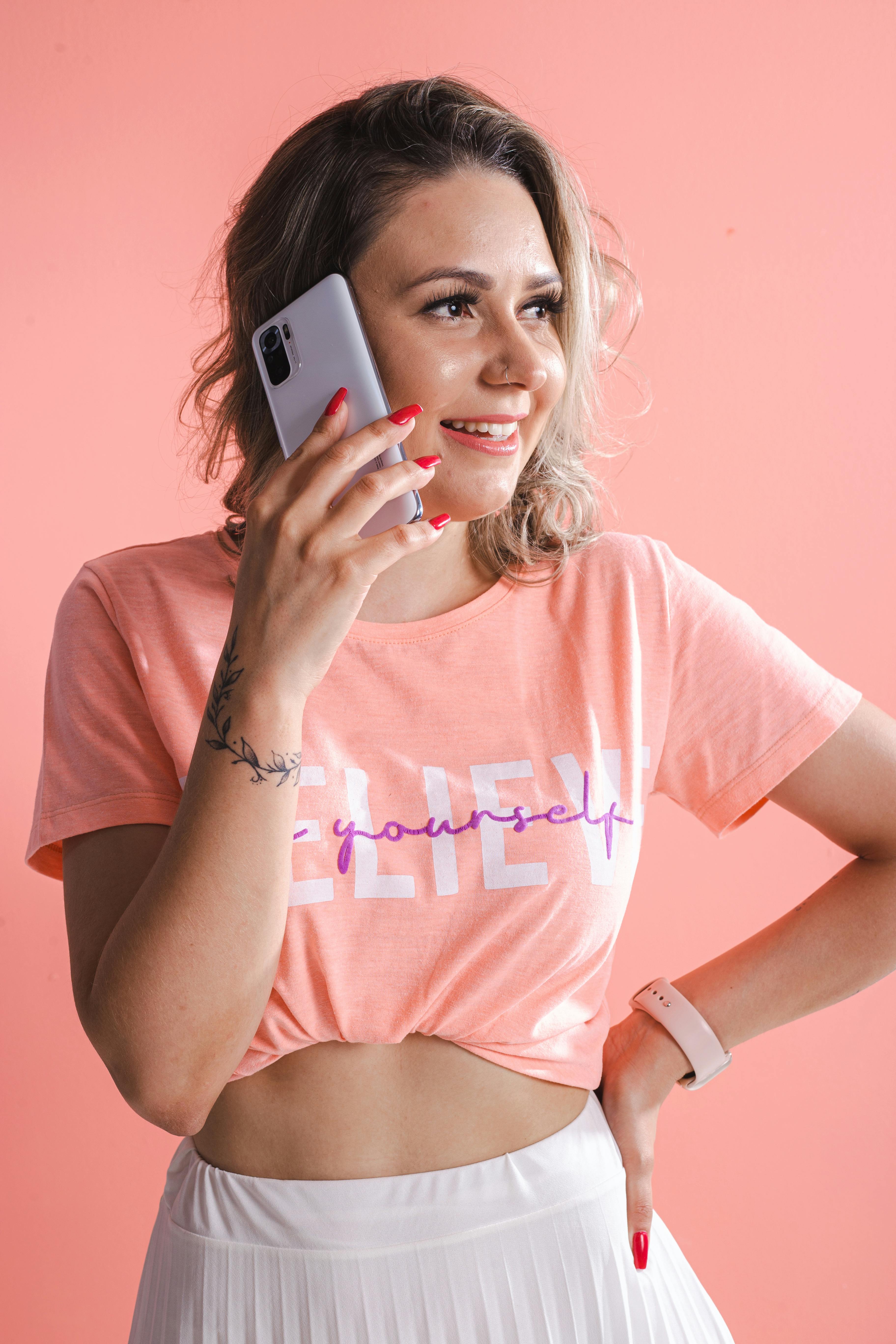 bezplatná Základová fotografie zdarma na téma #krytý, blond, chytrý telefon Základová fotografie