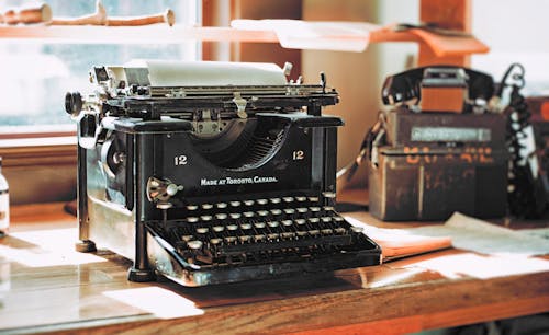 Machine à écrire Noire Classique Sur Un Bureau En Bois Brun