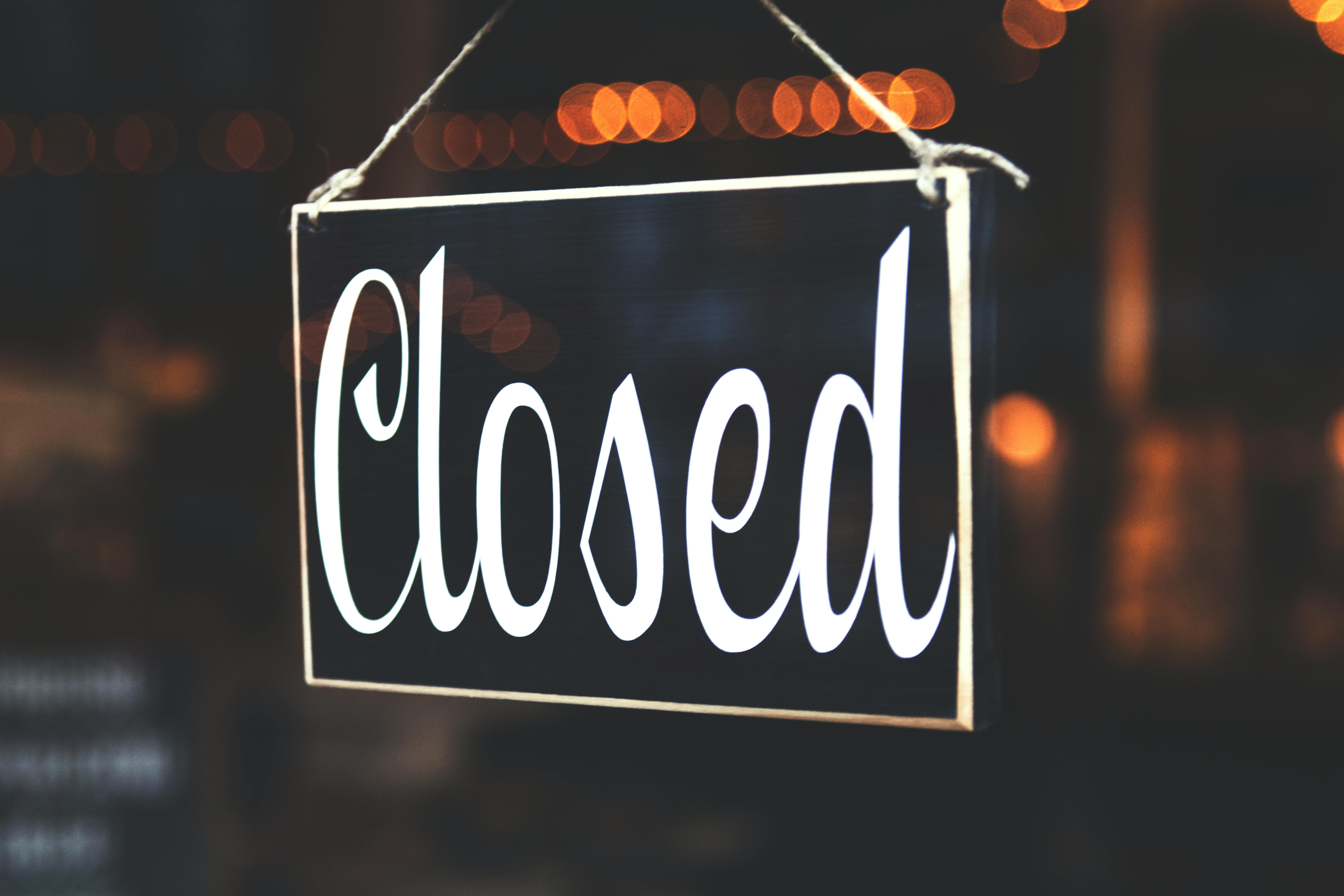 Selective Focus Photography of Closed Signage · Free Stock Photo