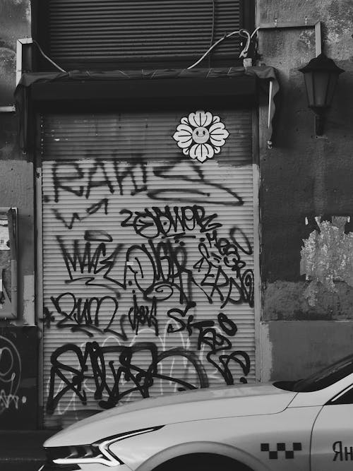 Darmowe zdjęcie z galerii z czarny i biały, graffiti, monochromatyczny