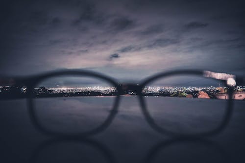 Foto Aérea De Uma Cidade Com Luzes Durante A Noite