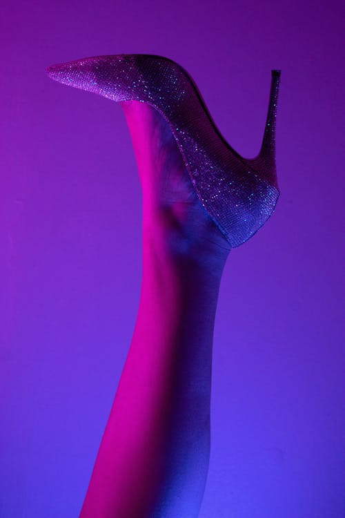 Darmowe zdjęcie z galerii z but, fioletowe tło, noga