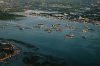 白天，繁忙的港口上空捕获了许多引人注目的船只，展示了海上活动