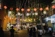 五颜六色的灯笼和灯光照亮了繁华的城市街道，营造出夜晚的节日气氛