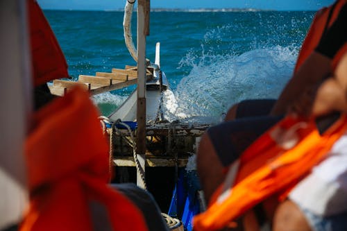 Persona Que Viaja En Un Barco Con Chaleco Salvavidas