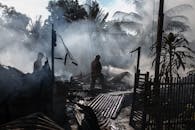 勇敢的消防员在浓烟弥漫的室外扑灭了大火