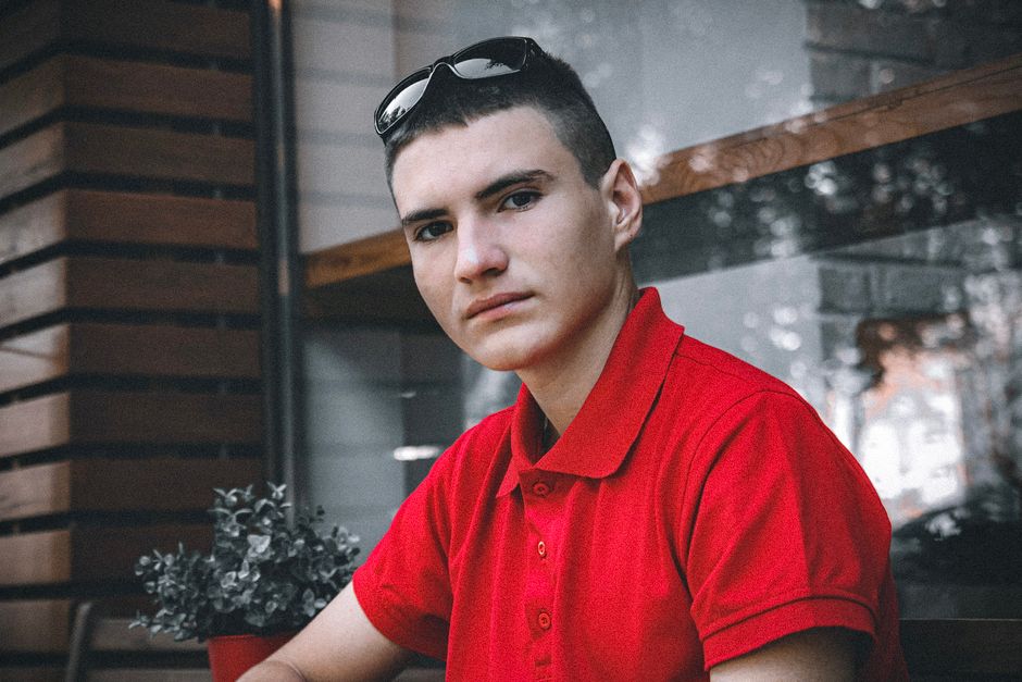 Como a Criatividade Pode Transformar sua Alimentação Saudável 2 Portrait of a young man wearing a red polo shirt indoors, looking directly at the camera.